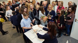 Pisarz w erze mediów społecznościowych LIFESTYLE, Książka - Stereotypowo pisarz kojarzy się z introwertykiem – zamkniętym w czterech ścianach. Ale dziś takie uprawianie pisarstwa jest już passé. Konkurencja na rynku książek jest ogromna, a czytelnicy więcej czasu spędzają ze smartfonem niż z książką.